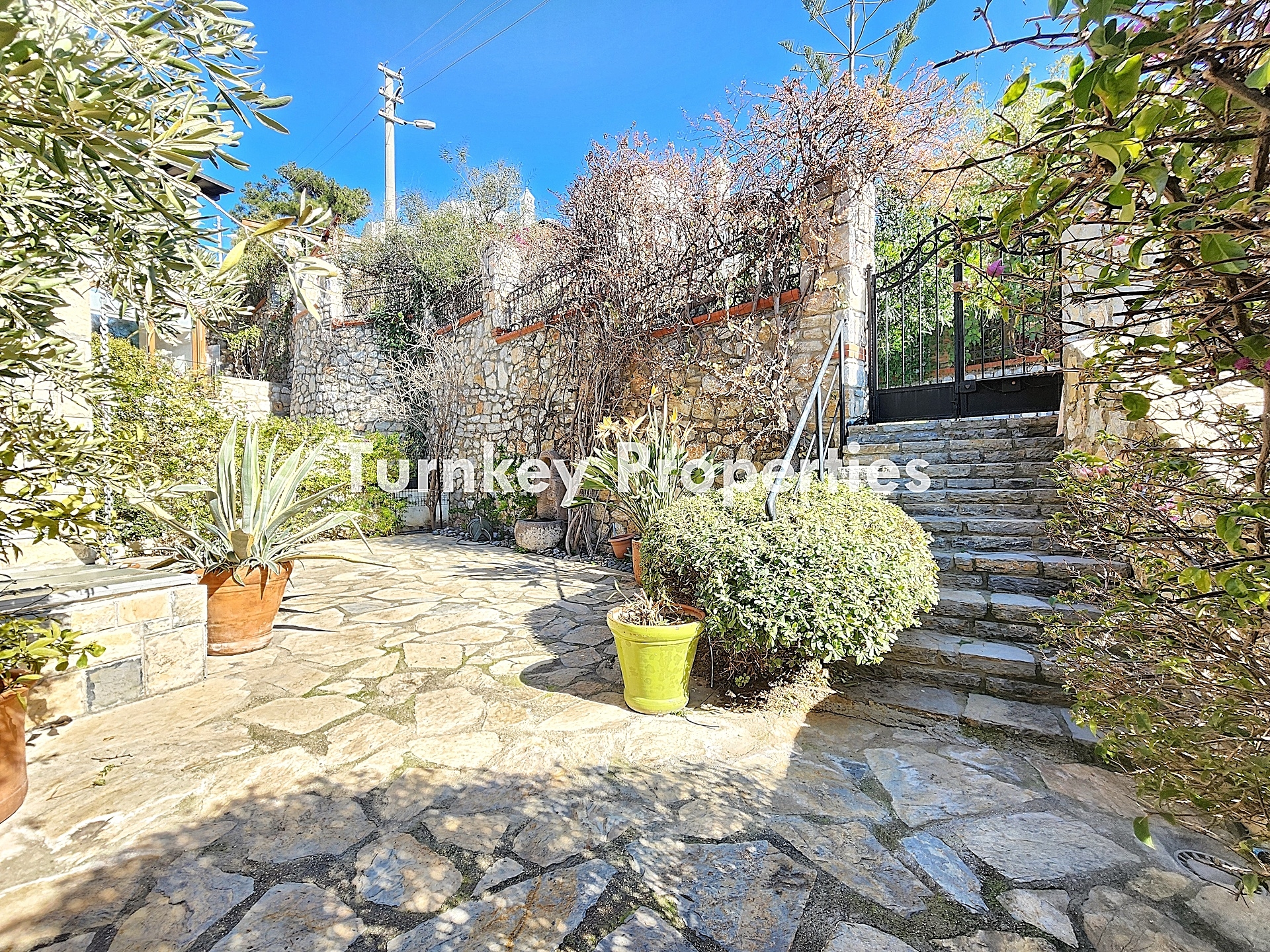 Bodrum Merkez Satılık Ev Deniz Manzaralı Bahçeli Özel Konumda Ev