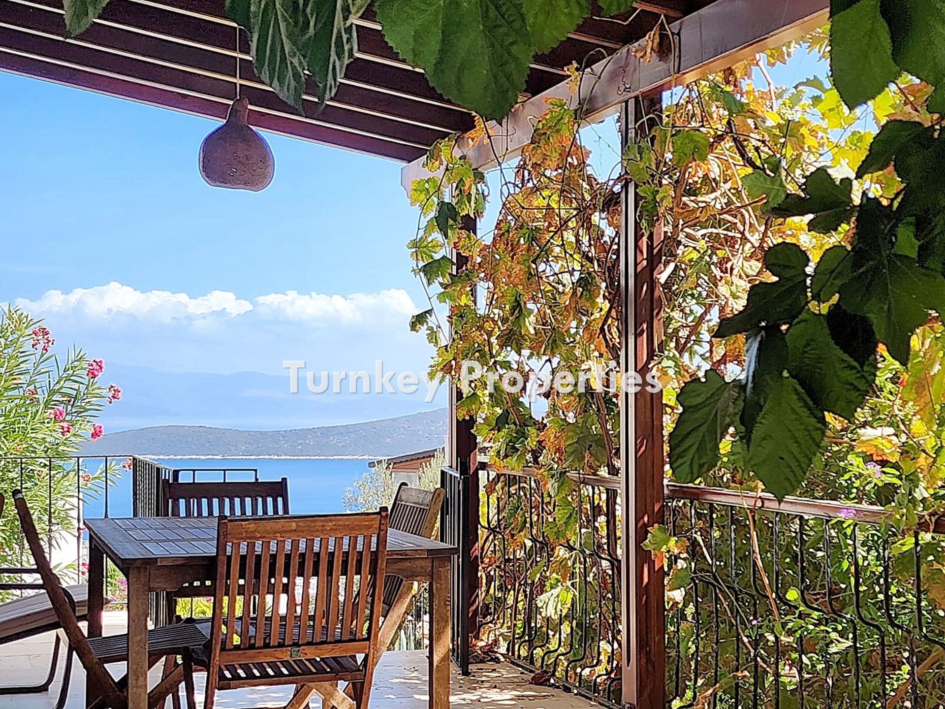 Bodrum, Gündoğan Satılık Villa | Bahçeli ve Deniz Manzaralı