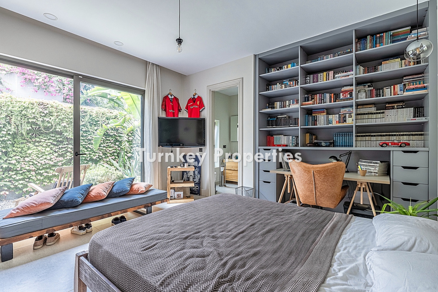 Dibeklihan Satılık Villa Tek Katlı Özel Bahçeli Infinity Havuzlu