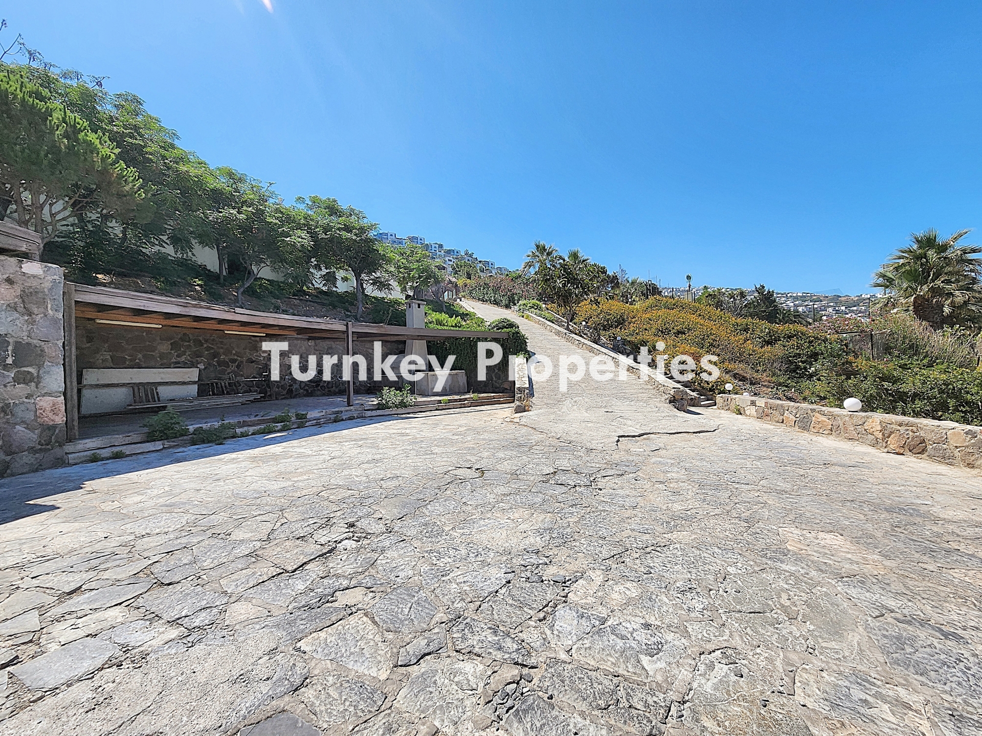 Bodrum Denize Sıfır Satılık Yazlık | Özel İskelesi, Denize Sıfır Plaj Alanı, Restoranı ve Sosyal İmkanlarıyla Eksiksiz bir Yaşam