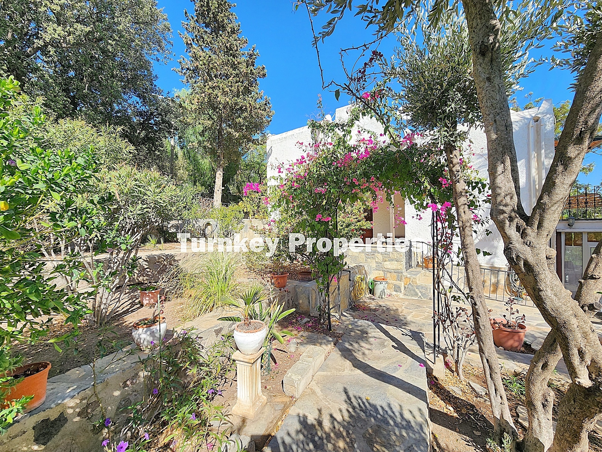 Bodrum Bitez Aktur Sitesi Satılık 3+2 Villa Deniz Manzaralı Bahçe