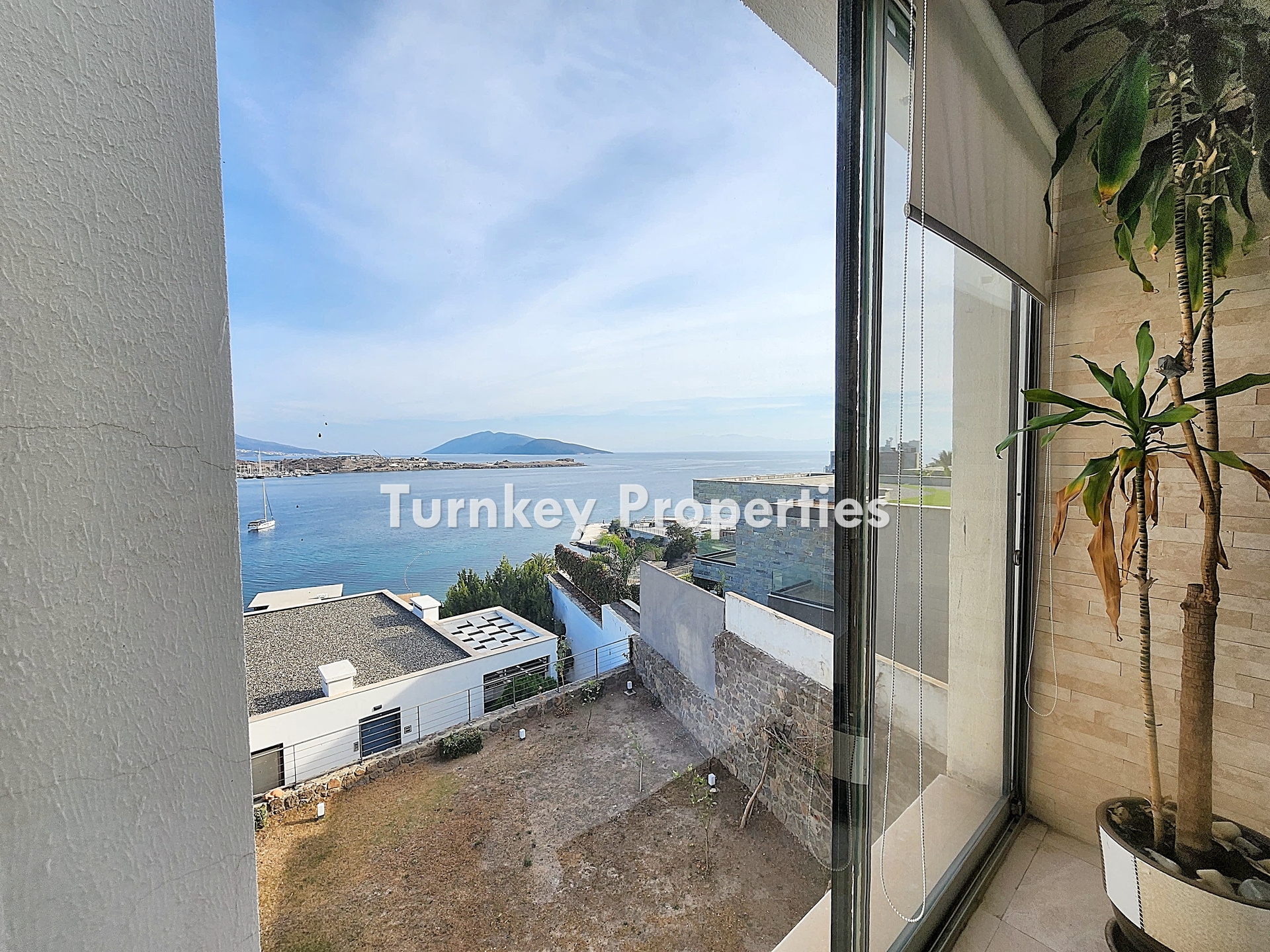 Bitez Gümbet Arası Satılık Denize Sıfır Deniz Manzaralı Daire