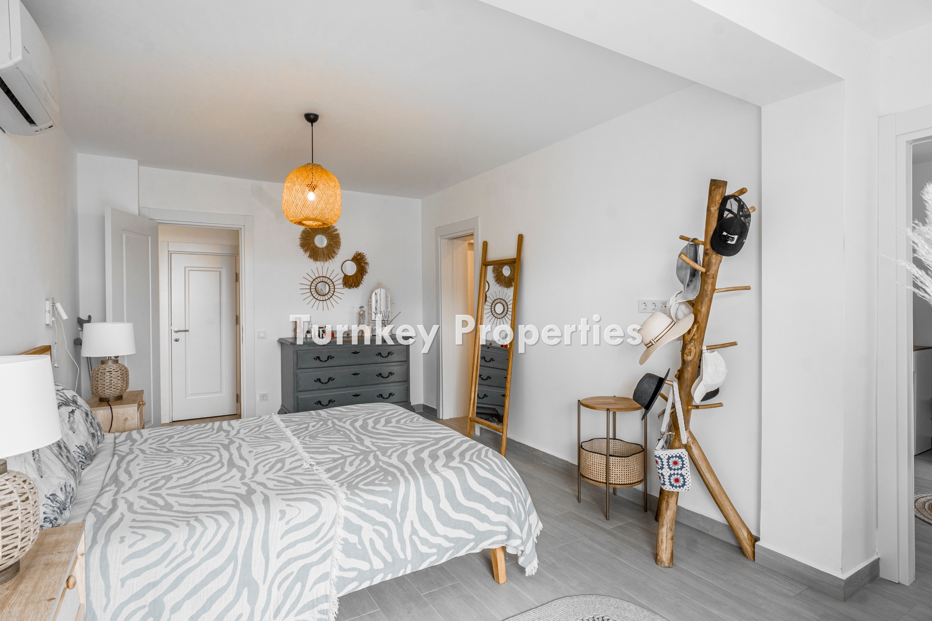 Türkbükü Hebil Koyu’nda Eşsiz Manzaralı, Denize Sıfır Satılık 4+1 Daire