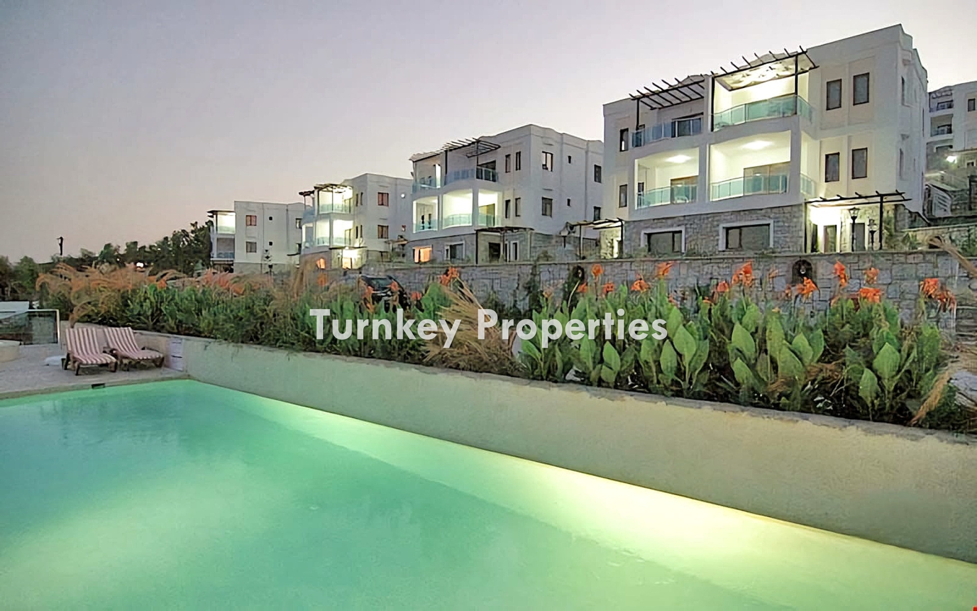 Denize Sıfır Lüks Sitede Muhteşem Deniz Manzaralı Satılık 2+1 Daire