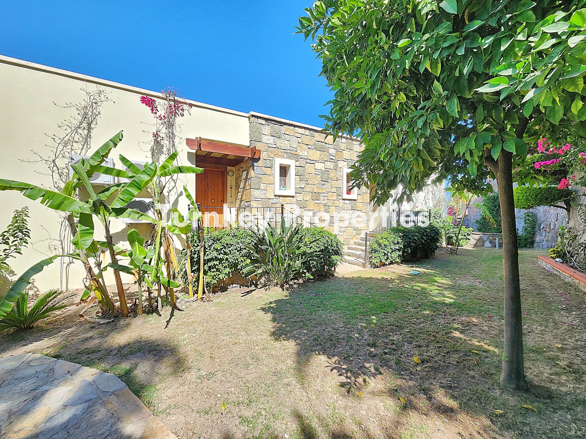 Bodrum Denize Sıfır Satılık Yazlık | Özel İskelesi, Denize Sıfır Plaj Alanı, Restoranı ve Sosyal İmkanlarıyla Eksiksiz bir Yaşam