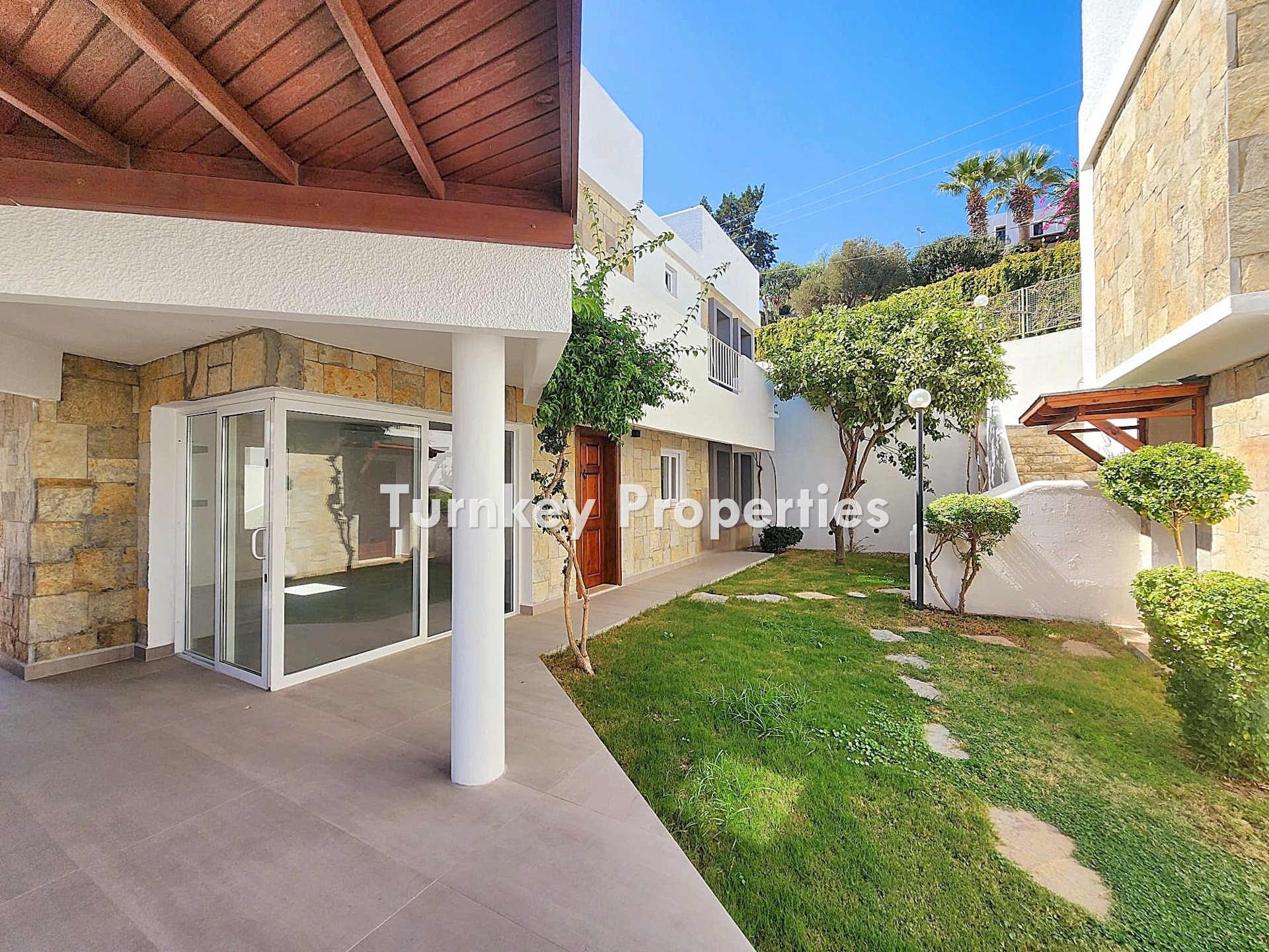 Gündoğan Küçükbük'te Deniz Manzaralı, Bahçeli Satılık Villa