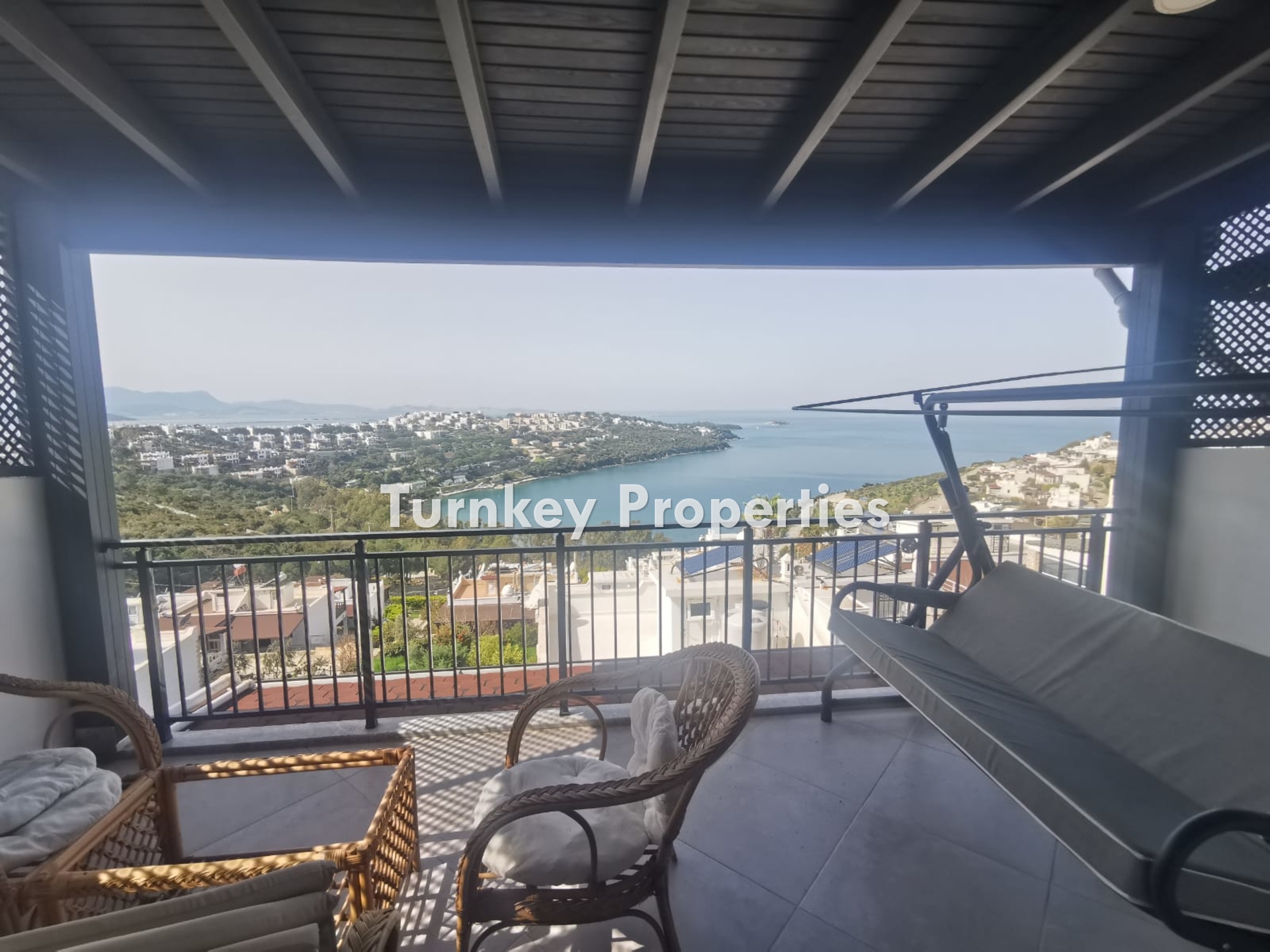 Güvercinlik'te Özel Plajlı, Sosyal Tesisli, Deniz Manzaralı Satılık 3+1 Villa