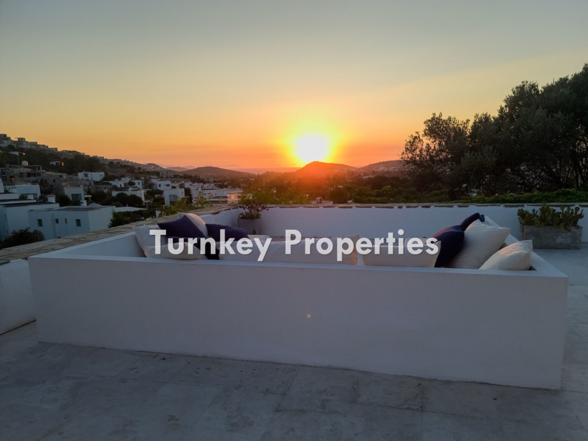 Gümüşlük’te Satılık 3 Yatak Odalı Villa Özel Tasarım Geniş Teraslı