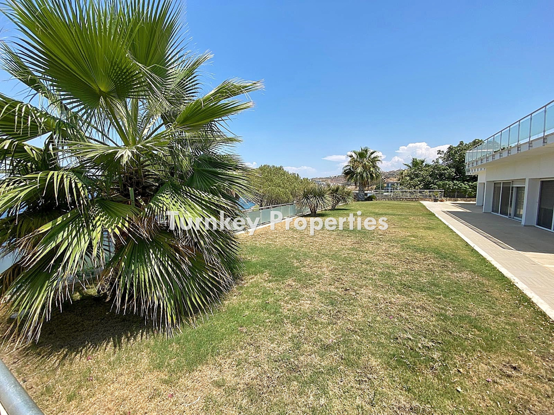 Gündoğan Satılık Villa Denize Sıfır Özel İskeleli Deniz Manzaralı