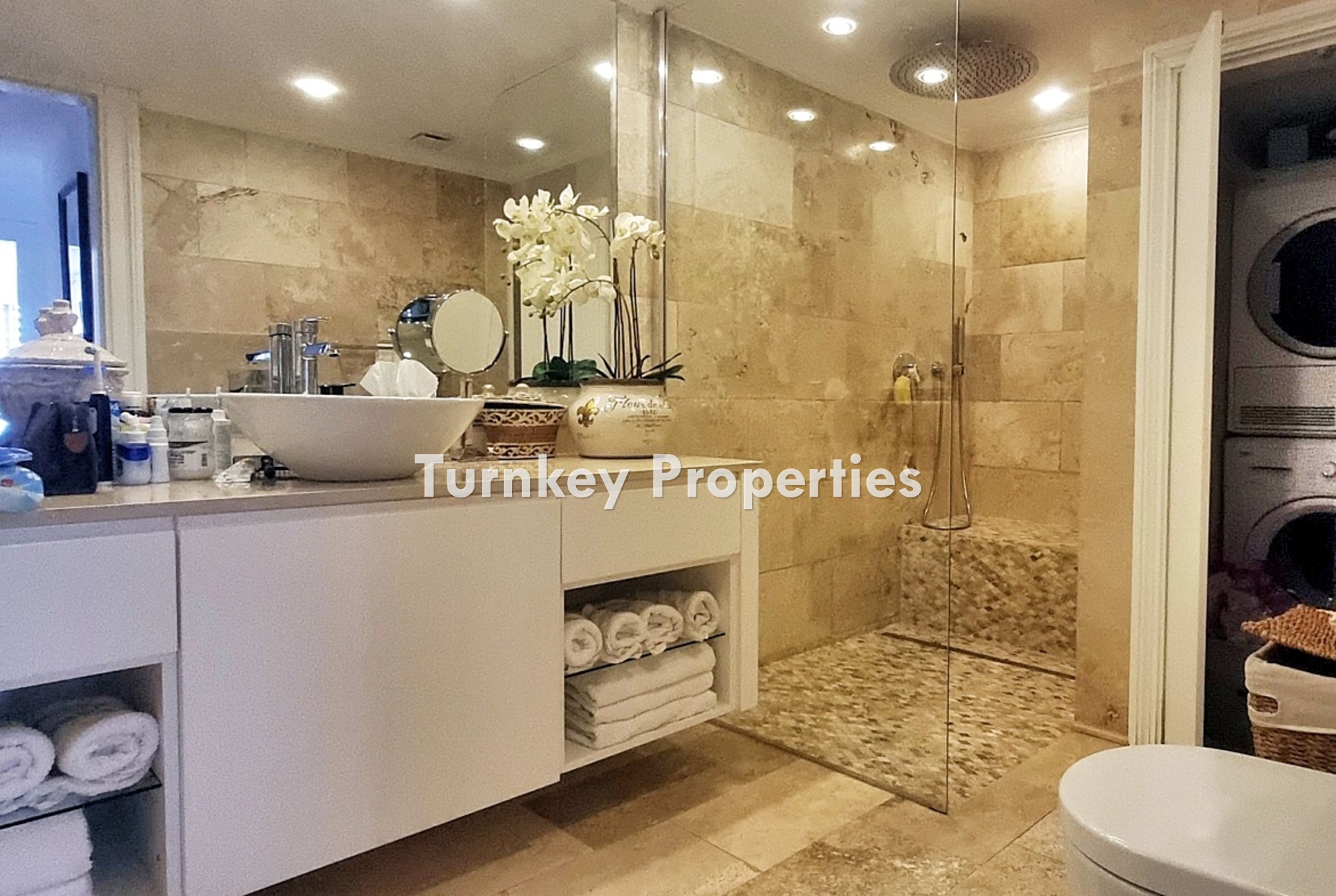 Yalıkavak'ta Satılık Lüks Villa, Eşsiz Şıklık ve Panoramik Körfez Manzarası