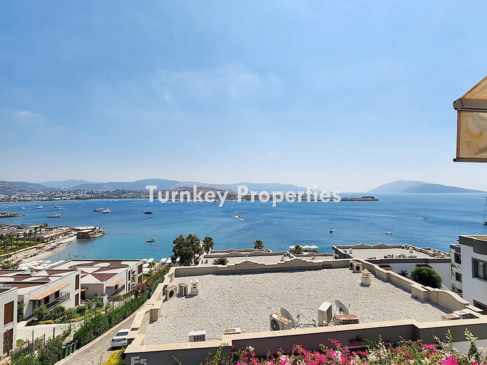 Denize Sıfır Lüks Sitede Muhteşem Deniz Manzaralı Satılık 2+1 Daire