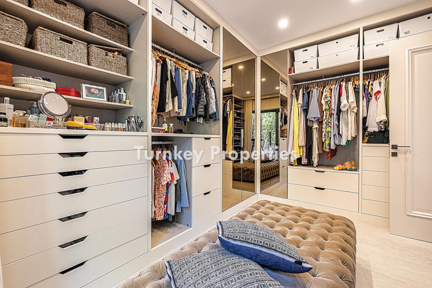 Dibeklihan Satılık Villa Tek Katlı Özel Bahçeli Infinity Havuzlu