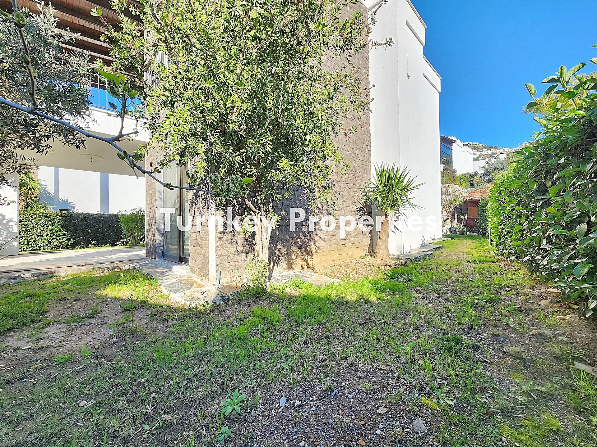 Gümüşlük Koyunbaba Satılık Bahçe Katı Daire Plaja Yakın Site İçi