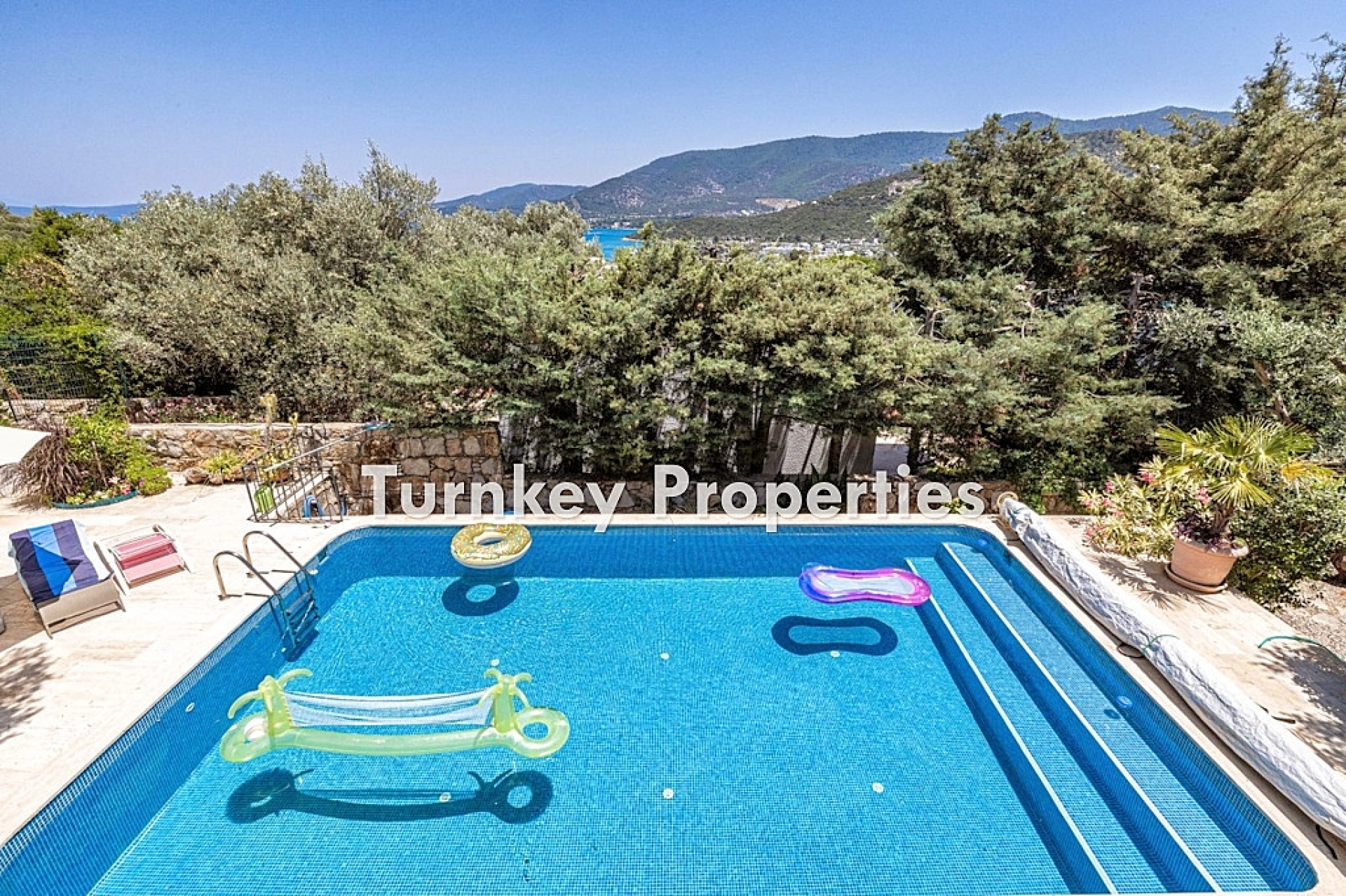 Torba Satılık Villa Deniz Manzaralı Özel Havuzlu Geniş Bahçeli Ev