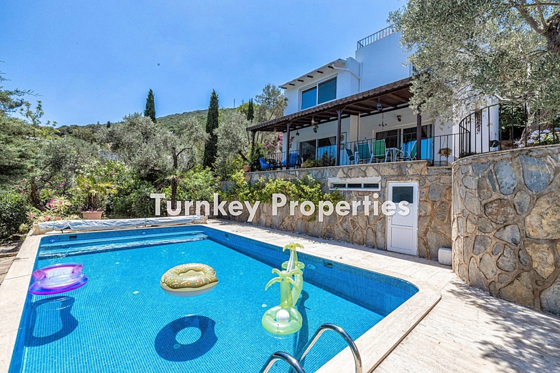 Torba Satılık Villa Deniz Manzaralı Özel Havuzlu Geniş Bahçeli Ev