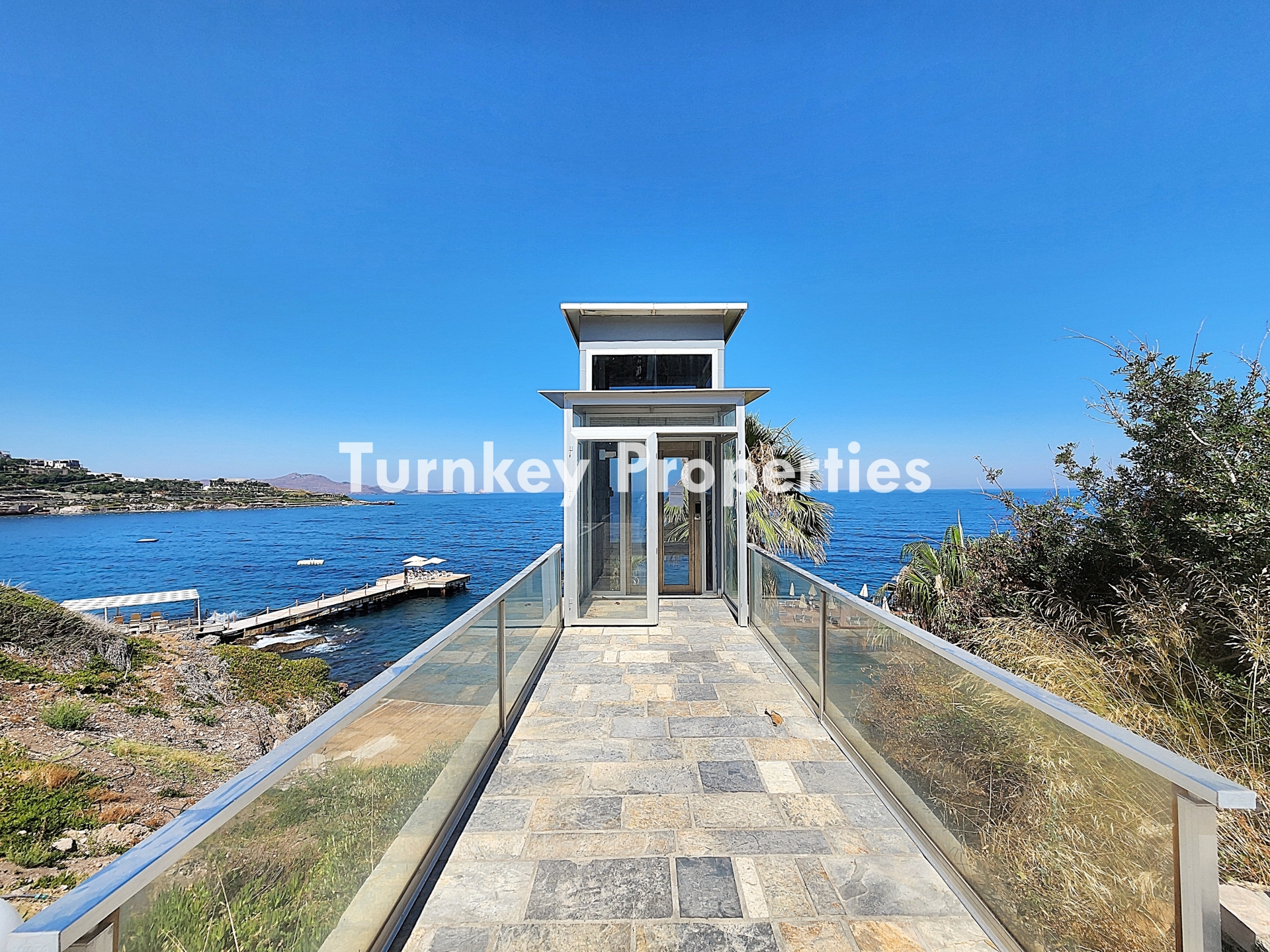 Bodrum Denize Sıfır Satılık Yazlık | Özel İskelesi, Denize Sıfır Plaj Alanı, Restoranı ve Sosyal İmkanlarıyla Eksiksiz bir Yaşam