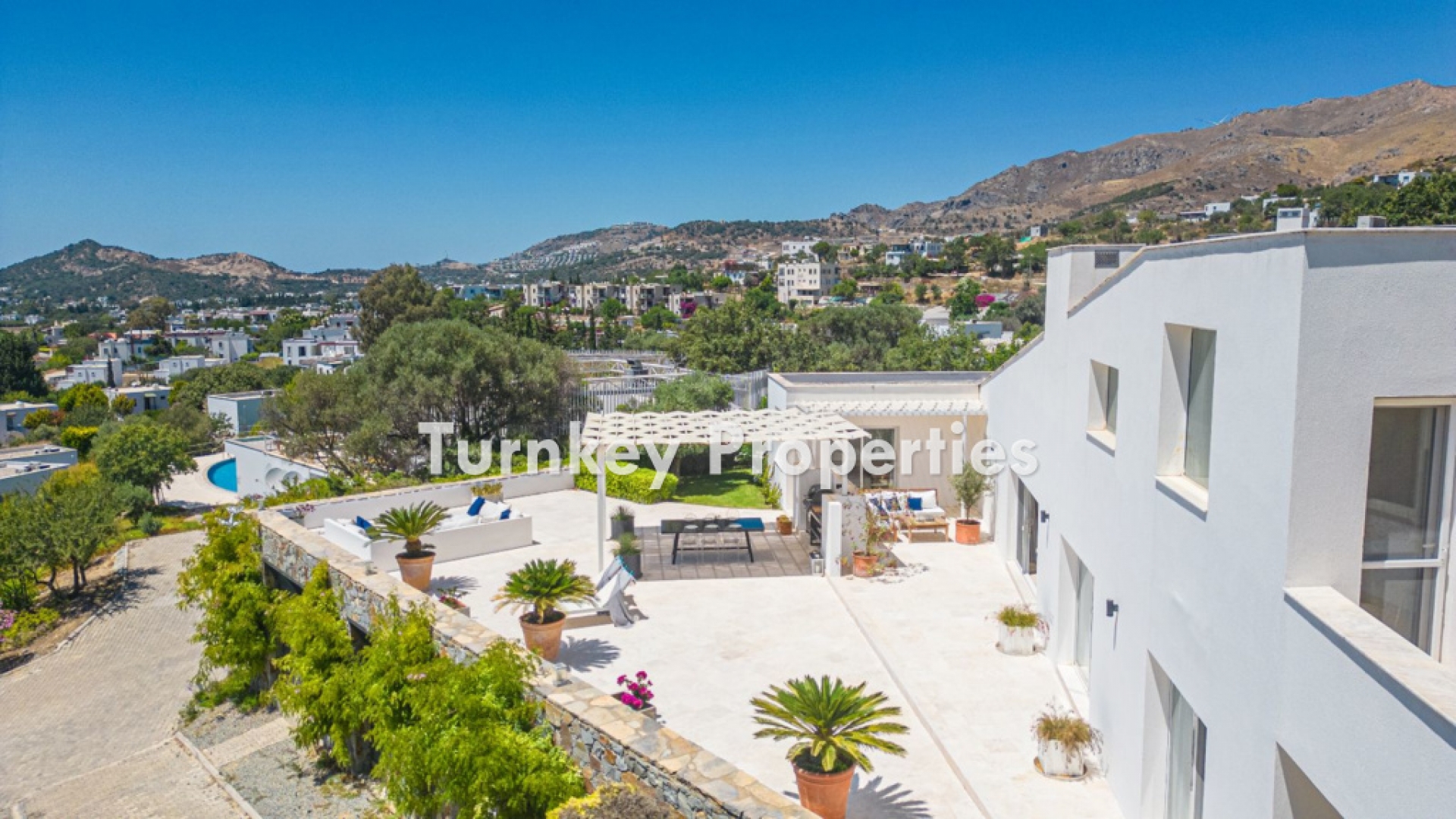 Gümüşlük’te Satılık 3 Yatak Odalı Villa Özel Tasarım Geniş Teraslı