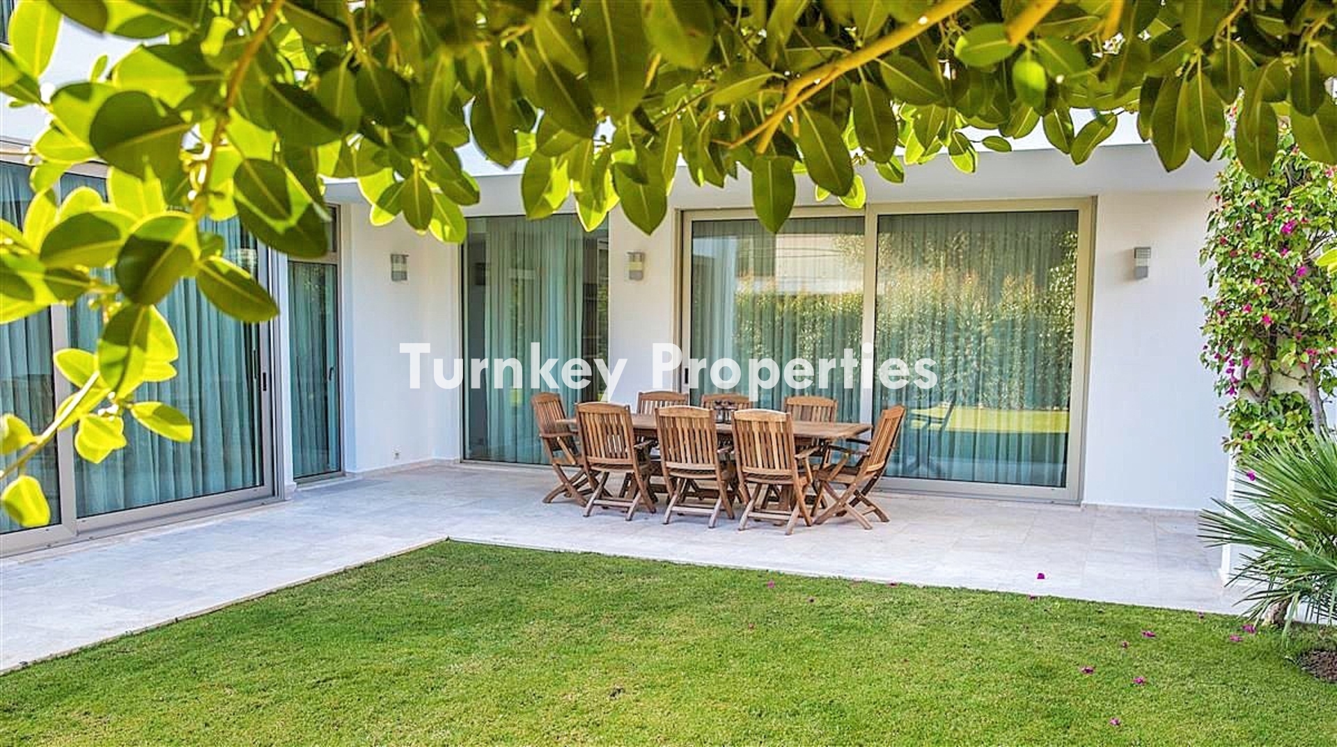 Torba Satılık Villa Denize Sıfır Özel Plajlı Site İçinde Yaşam