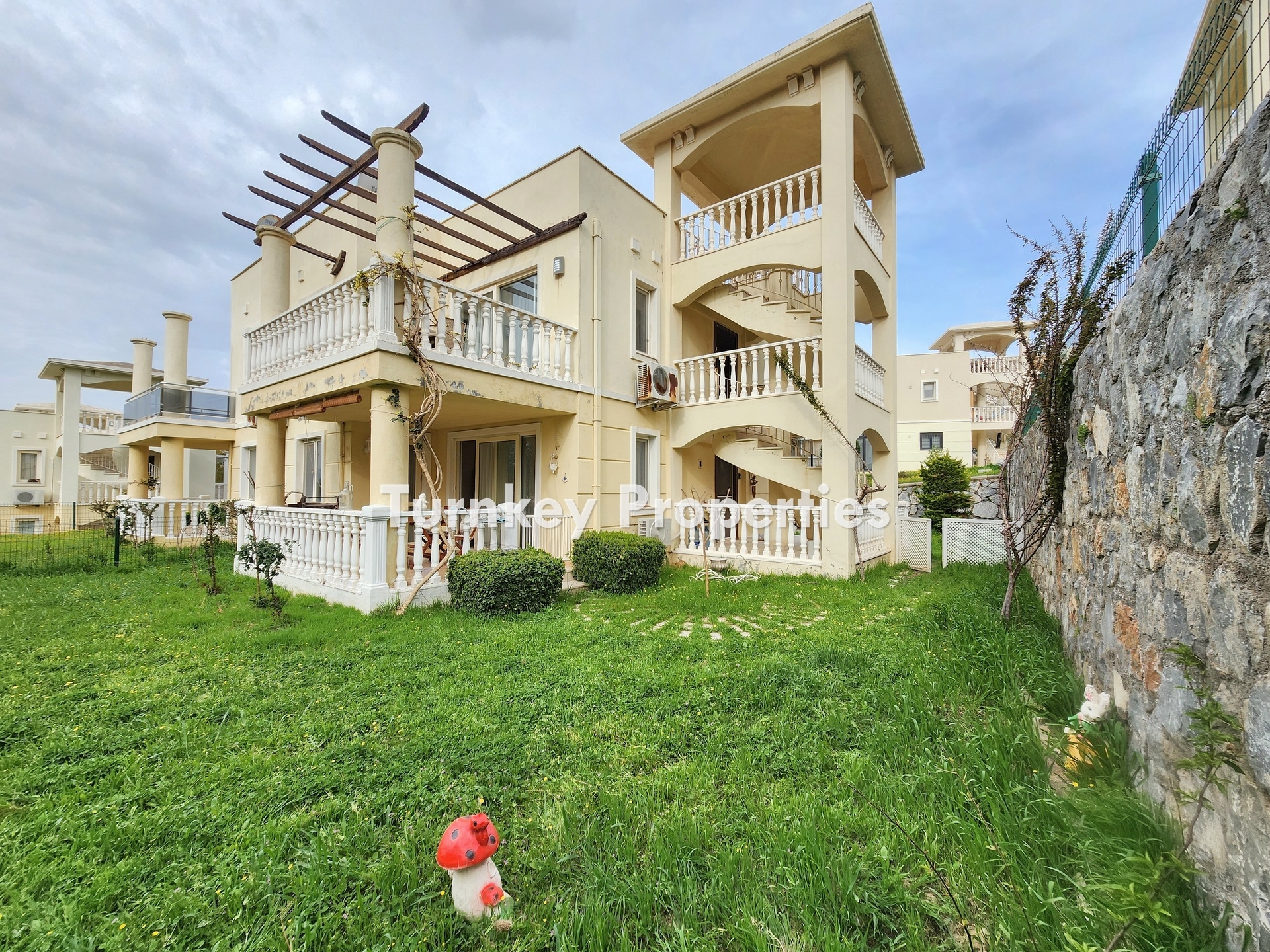 Boğaziçi Flamingo Country Club Satılık Bahçe Katı Daire Göl Manzalı