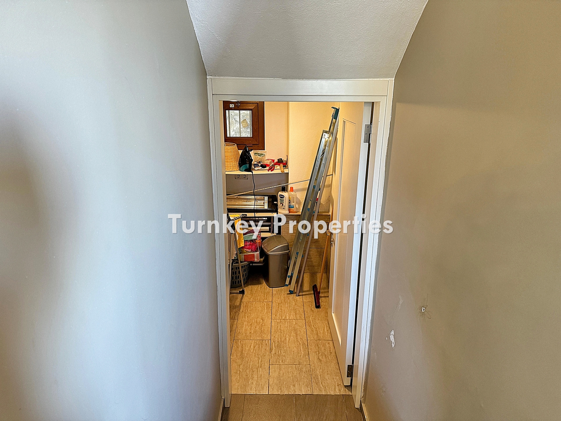 Gündoğan’da Özel Plajlı Site İçerisinde, Deniz Manzaralı Satılık 3+1 Müstakil Villa – Geniş Balkon, Bahçeli, 500 m² Arsa Paylı