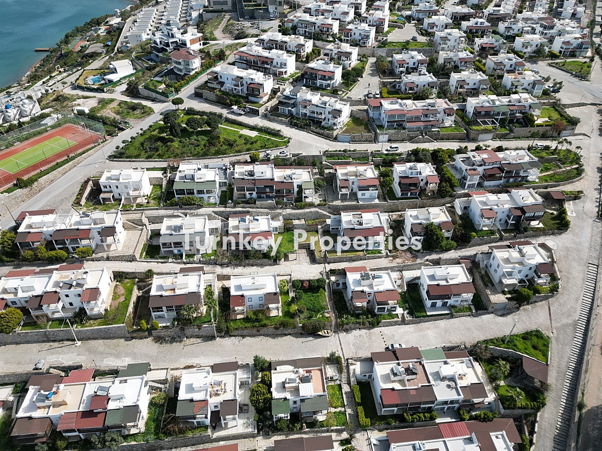 Güvercinlik'te Özel Plajlı, Sosyal Tesisli, Deniz Manzaralı Satılık 3+1 Villa