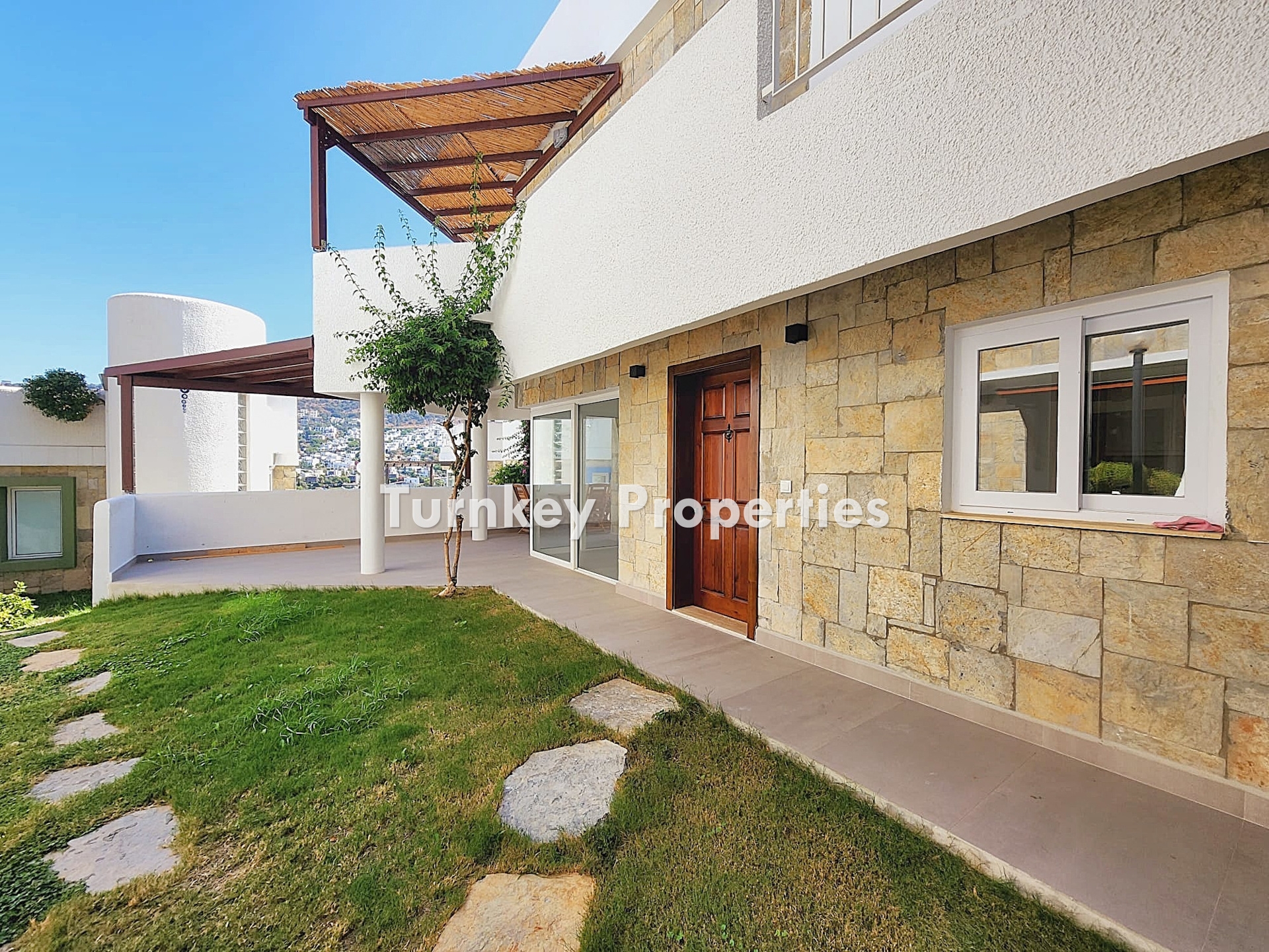 Gündoğan Küçükbük'te Deniz Manzaralı, Bahçeli Satılık Villa