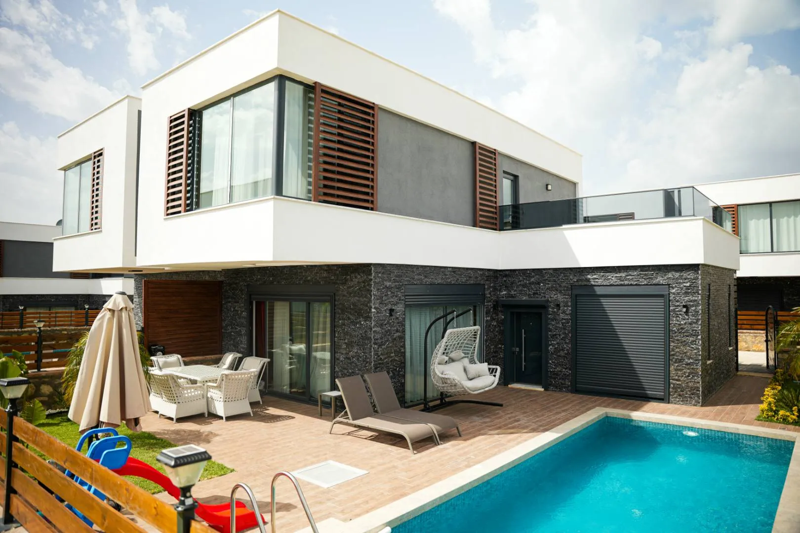 Yazlık Ev Yatırımı Mantıklı mı? Avantajlar ve Riskler Rehberi