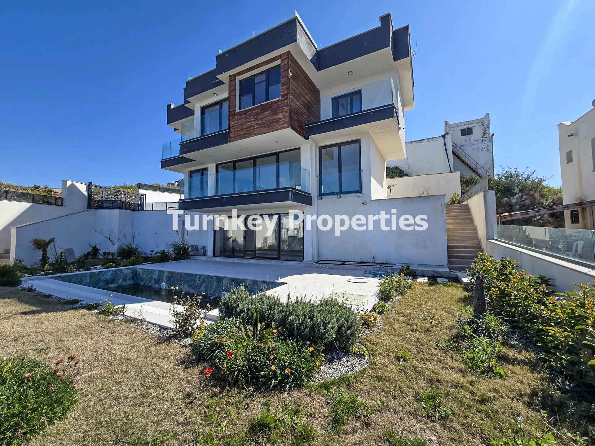 Boğaziçi’nde 502 m² Arsada Havuzlu ve Deniz Manzaralı Villa
