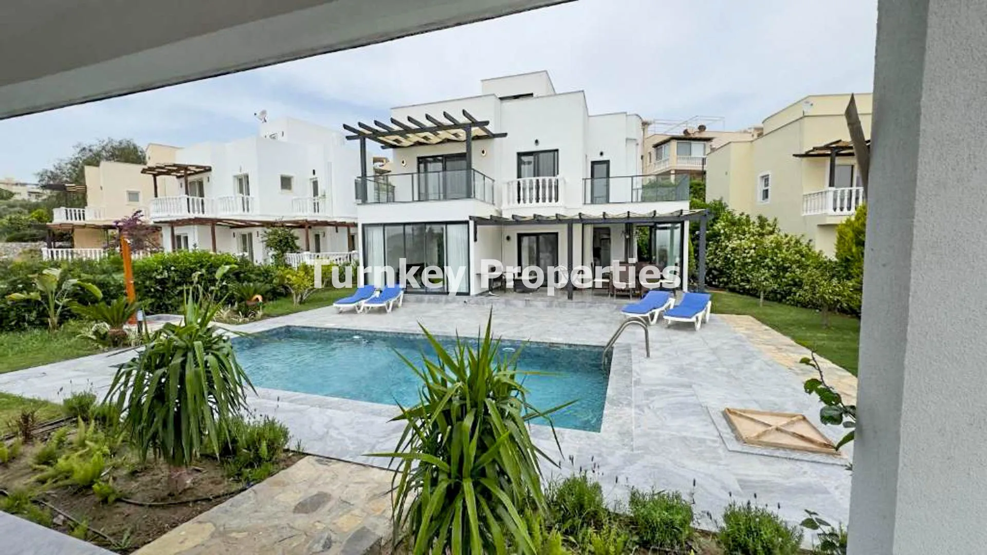 Adabükü’nde Bahçe ve Havuz Keyfi Sunan 3+1 Villa